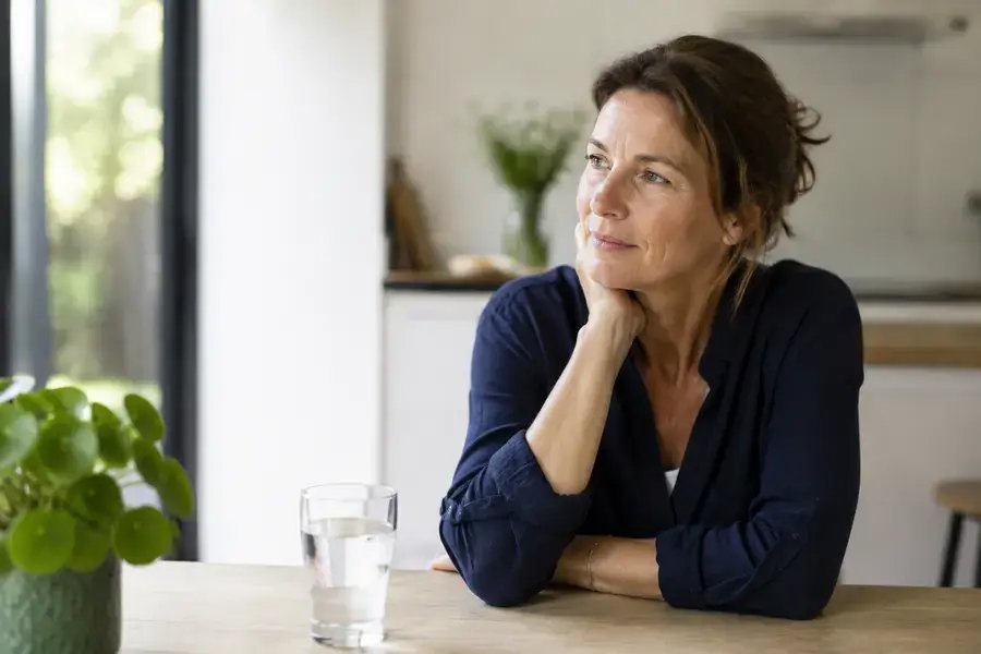 Vrouw die stilstaat bij aanhoudende klachten